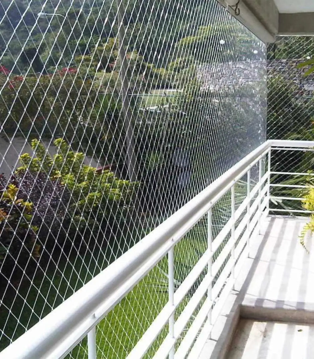 Malla de seguridad transparente instalada en balcón de departamento en Santiago