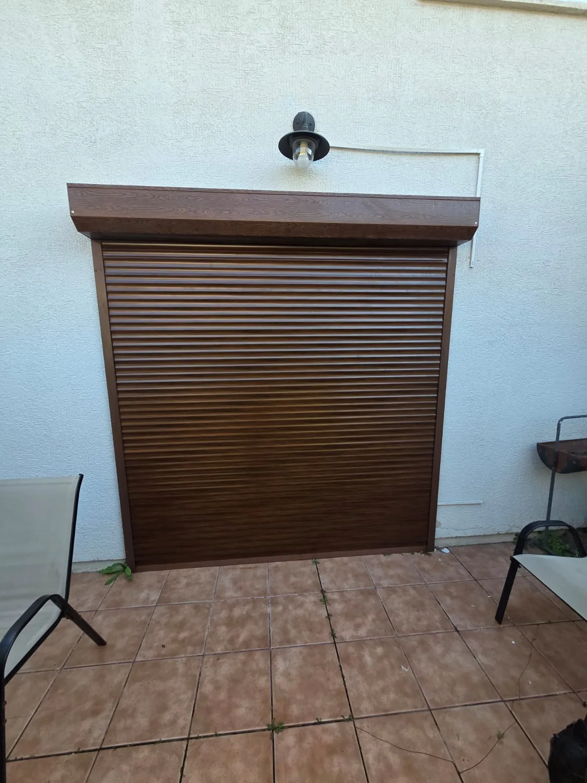 Persiana de exterior color madera instalada por TerraBlinds en un patio