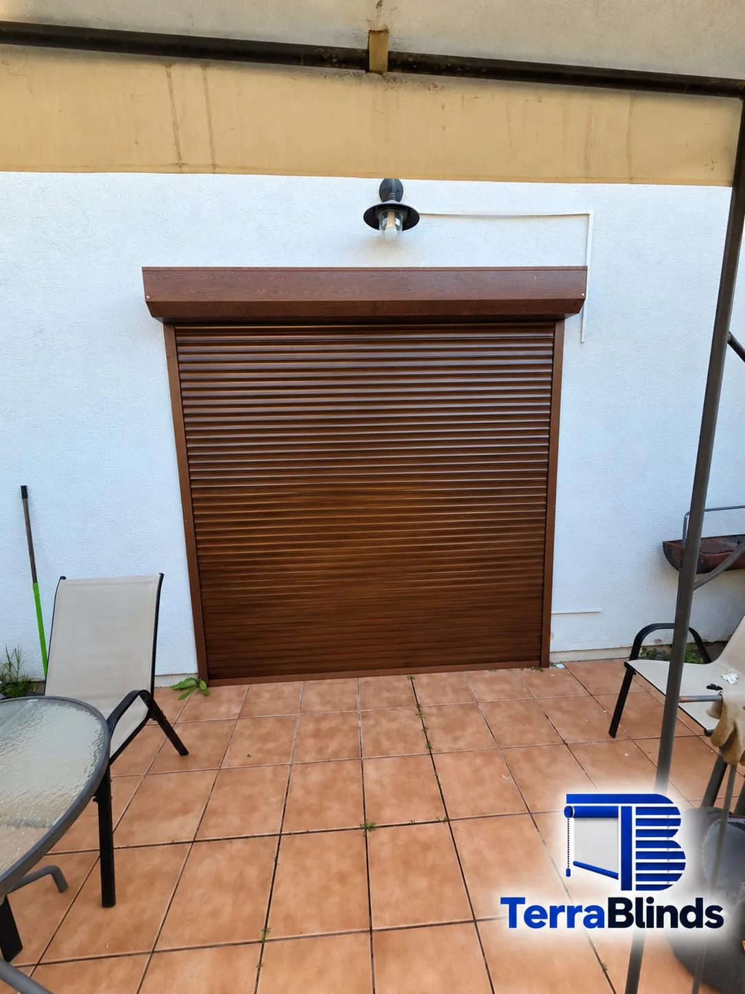 Persiana de exterior color madera con su cajón, instalada por TerraBlinds