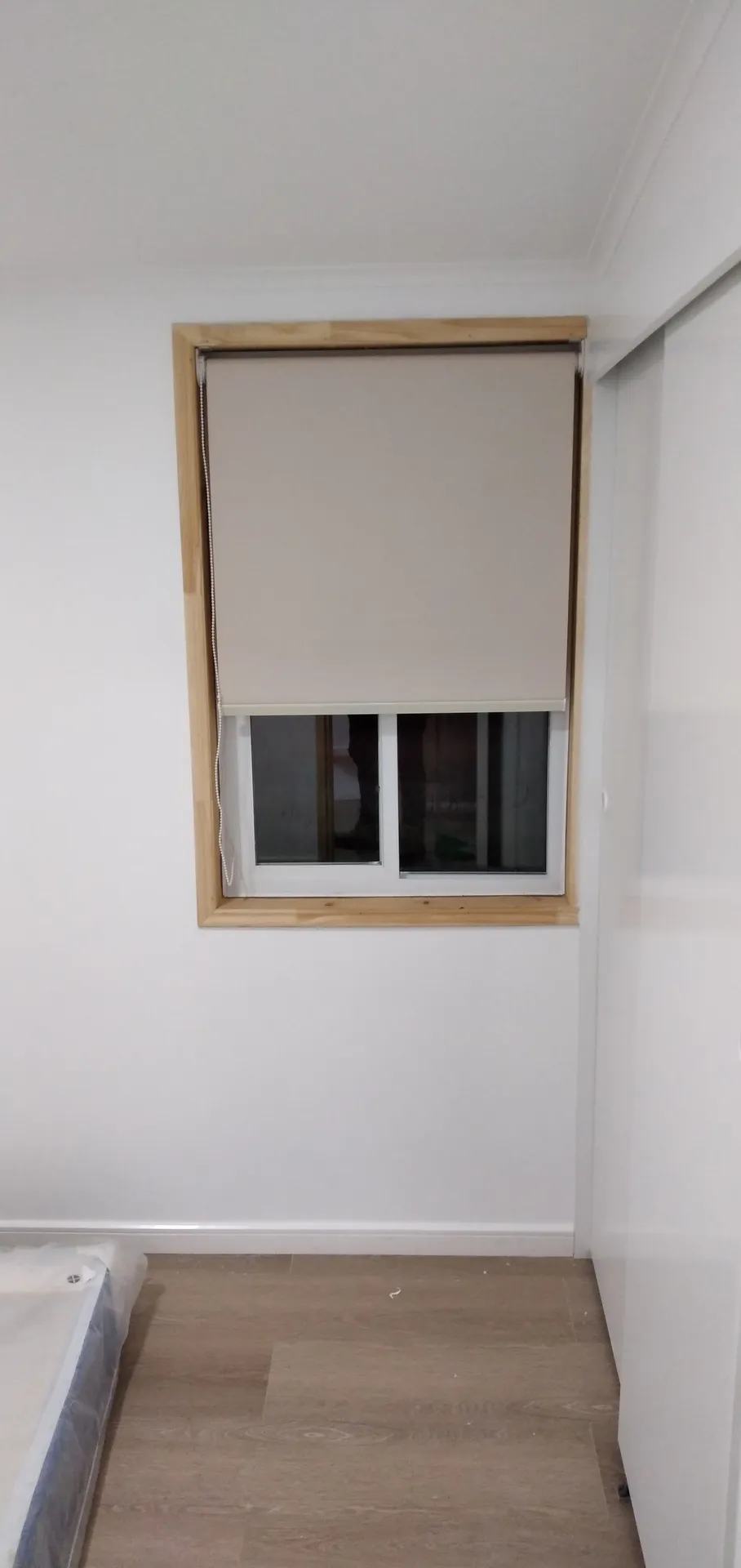 Cortina roller blackout instalada por TerraBlinds en dormitorio de Santiago