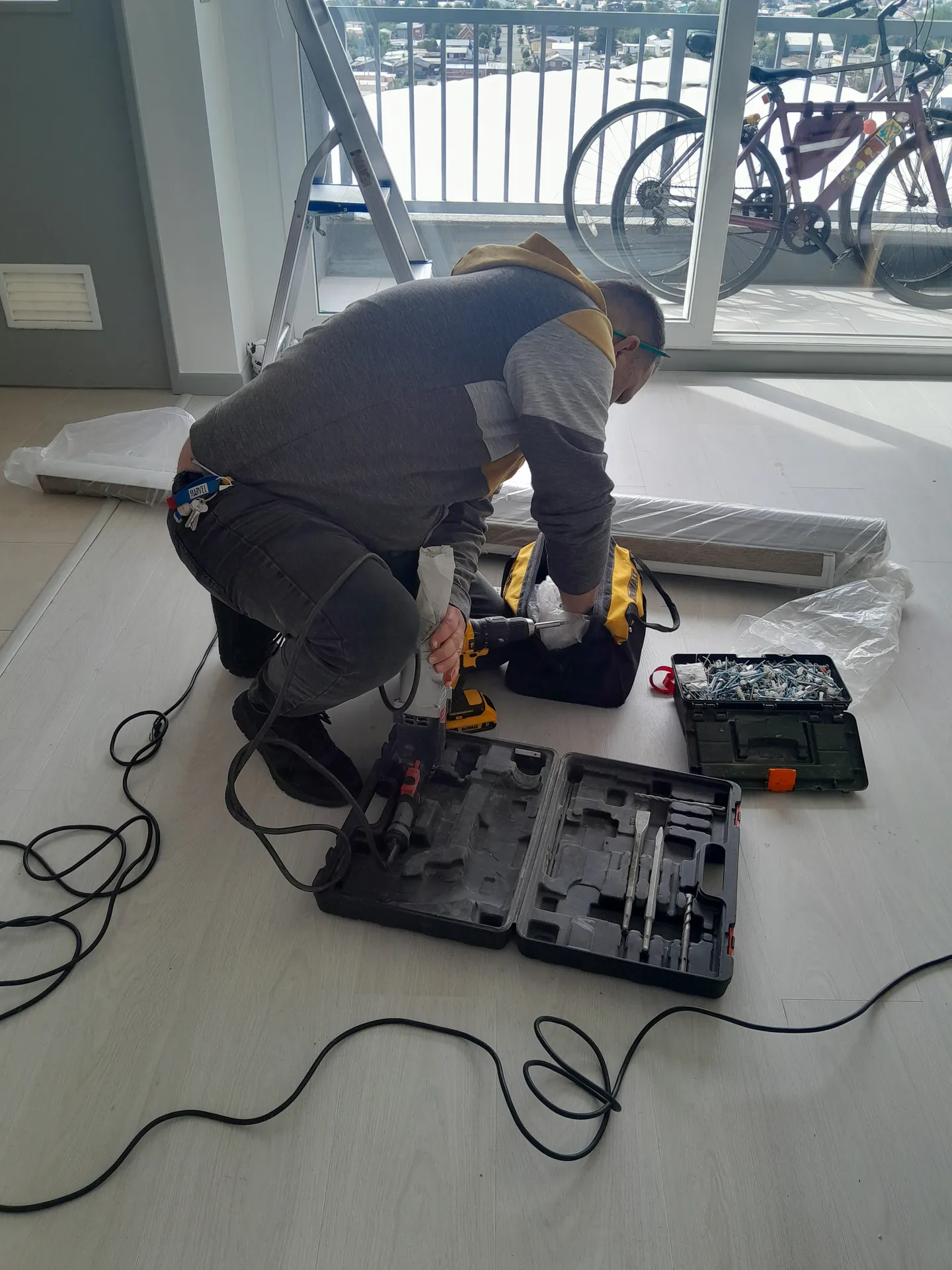 Técnico de TerraBlinds armando un sistema con herramientas en terreno