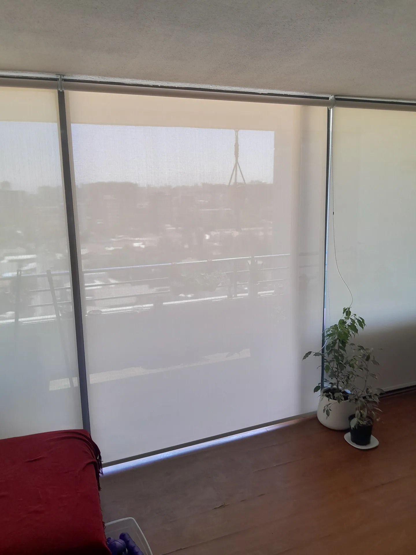 Cortina roller screen con vista al exterior