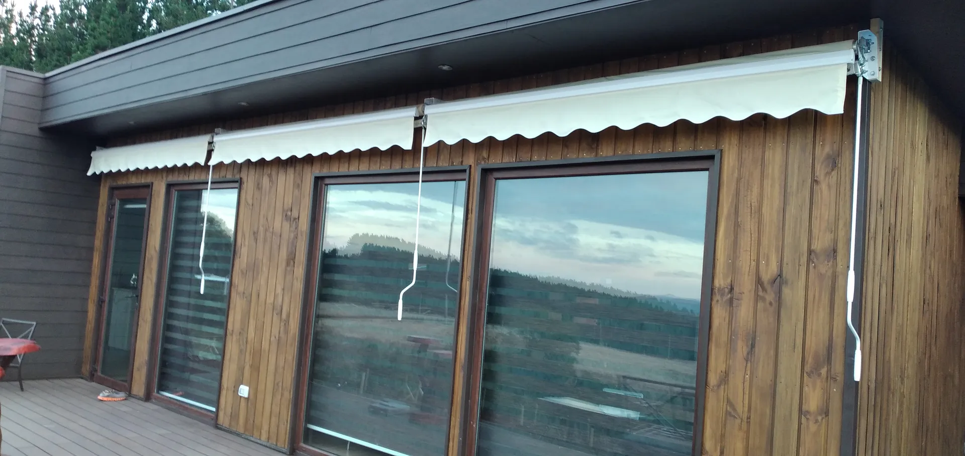 Toldo retráctil desplegado sobre una terraza